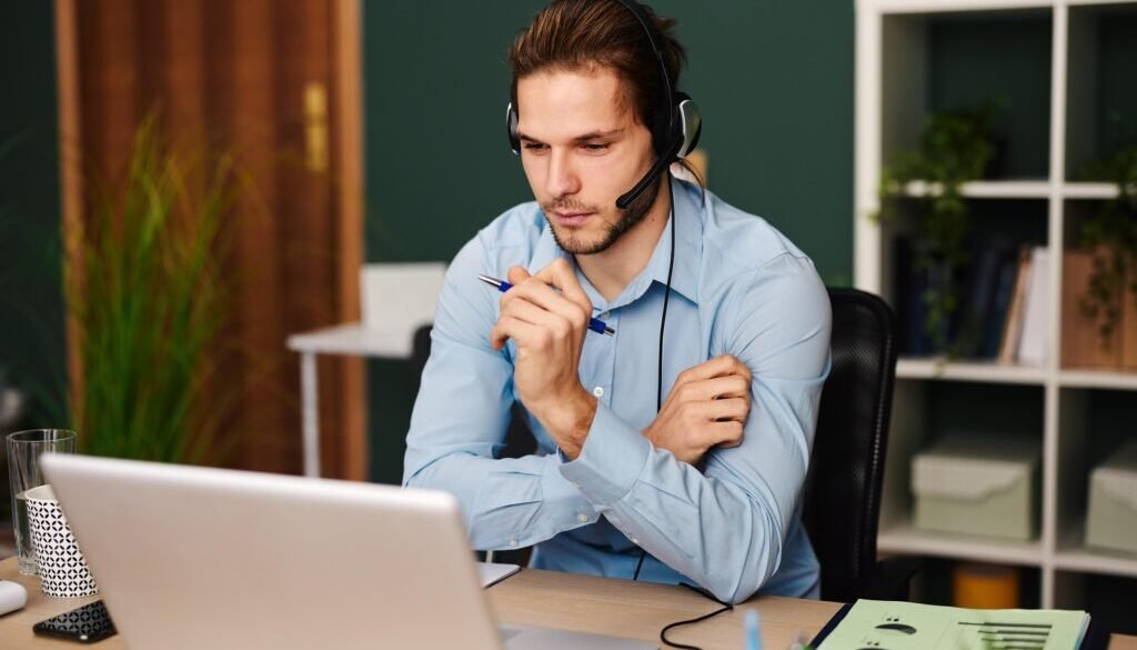 Social media agency vs freelancer comparison for Australian businesses