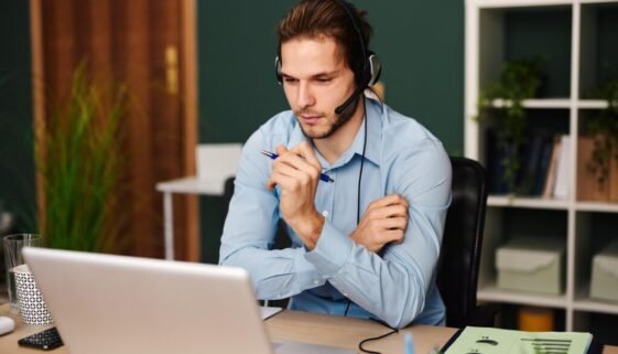 Social media agency vs freelancer comparison for Australian businesses