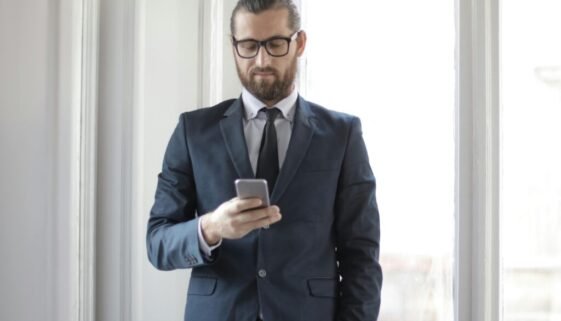 Digital marketing agency vs consultant comparison for Australian businesses